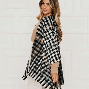 NWT HOUNDSTOOTH SHAWL